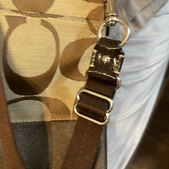 NWOT coach brown signature crossbody with adjustable straps3 big spots nice 👍 - Picture 9 of 13